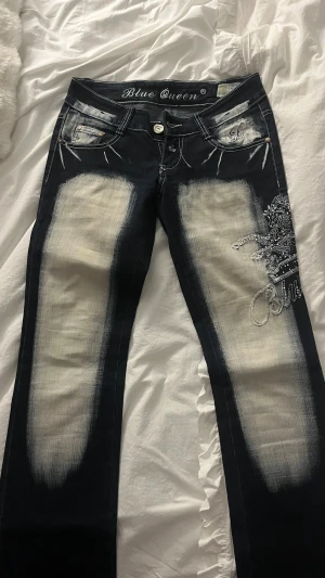 Blue Queen Y2K jeans  - Lågmidjade bootcut jeans från Blue Queen, väldigt unik design med strass på sidan av benet, inte alla stenar kvar men det är absolut inget man lägger märke till (skriv privat för bild) storlek 34 😝
