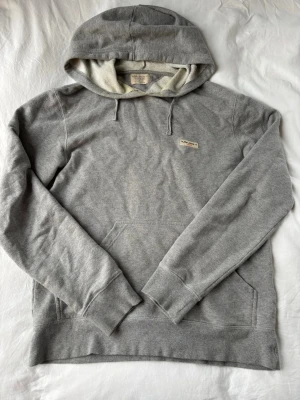 Nudie Jeans Hoodie - DISCONTINUED Nudie Hoode riktigt snygg🙌🚨 Storlek S sitter ganska stort! Hela tröjan är lite nopprig och har lite fläckar.