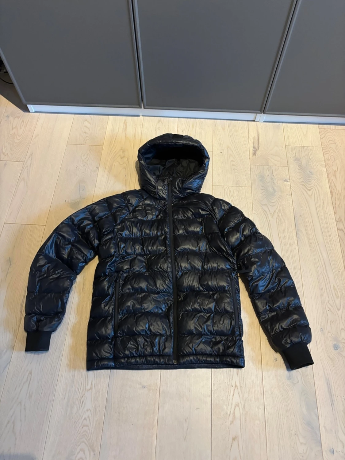 Svart dunjacka Peak Performance