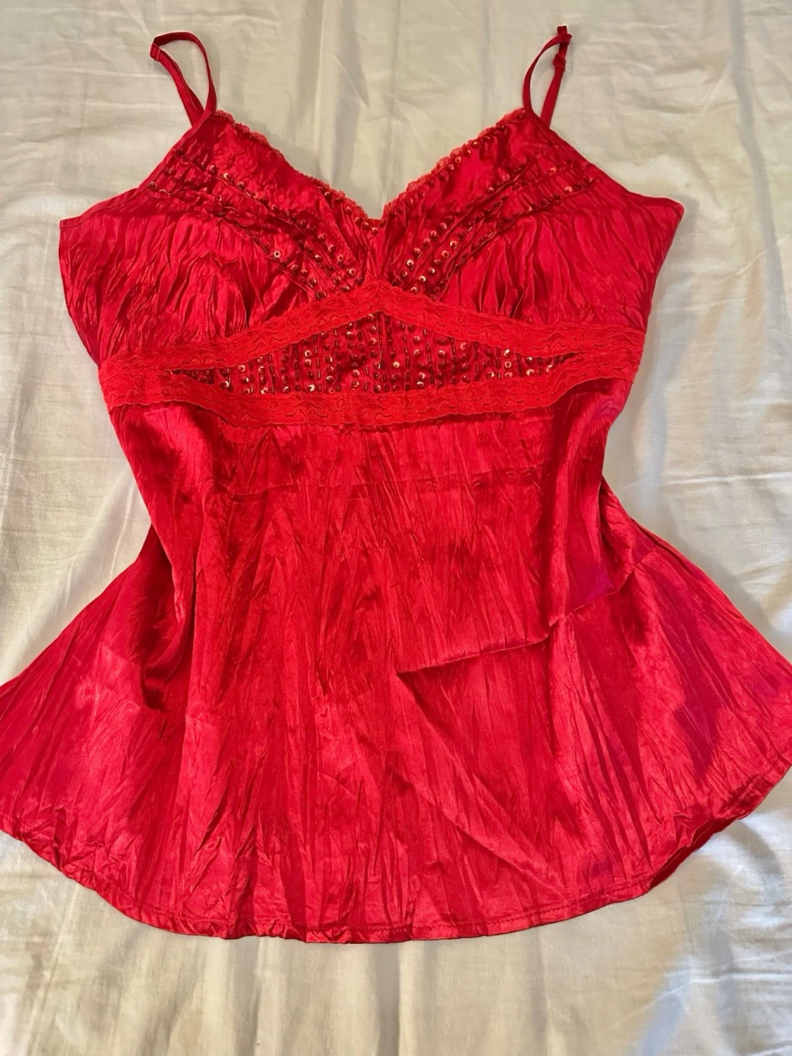 Röd paljettprydd linnetopp med spets