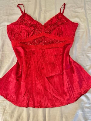 Röd paljettprydd linnetopp med spets - Röd paljettprydd linnetopp med spets