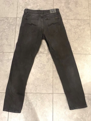 Nudie Jeans - Sjukt feta nudie jeans Modell: Steady Eddie II Storlek: W30/L32 Väldigt fint skick Nypris: 1600kr Köptes i sommras och kommer inte till användning längre. Skriv om du ha frågor och pris är såklart diskuterbart👍