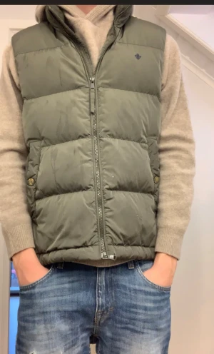 Morris väst - Tjena! Säljer min gröna Morris väst här. Som ni ser har den lite fläckar men dom försvinner om du tvättar noga. Hör av er om ni har några funderingar!