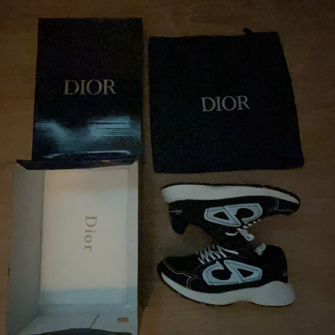 Svarta Dior sneakers med reflekterande detaljer