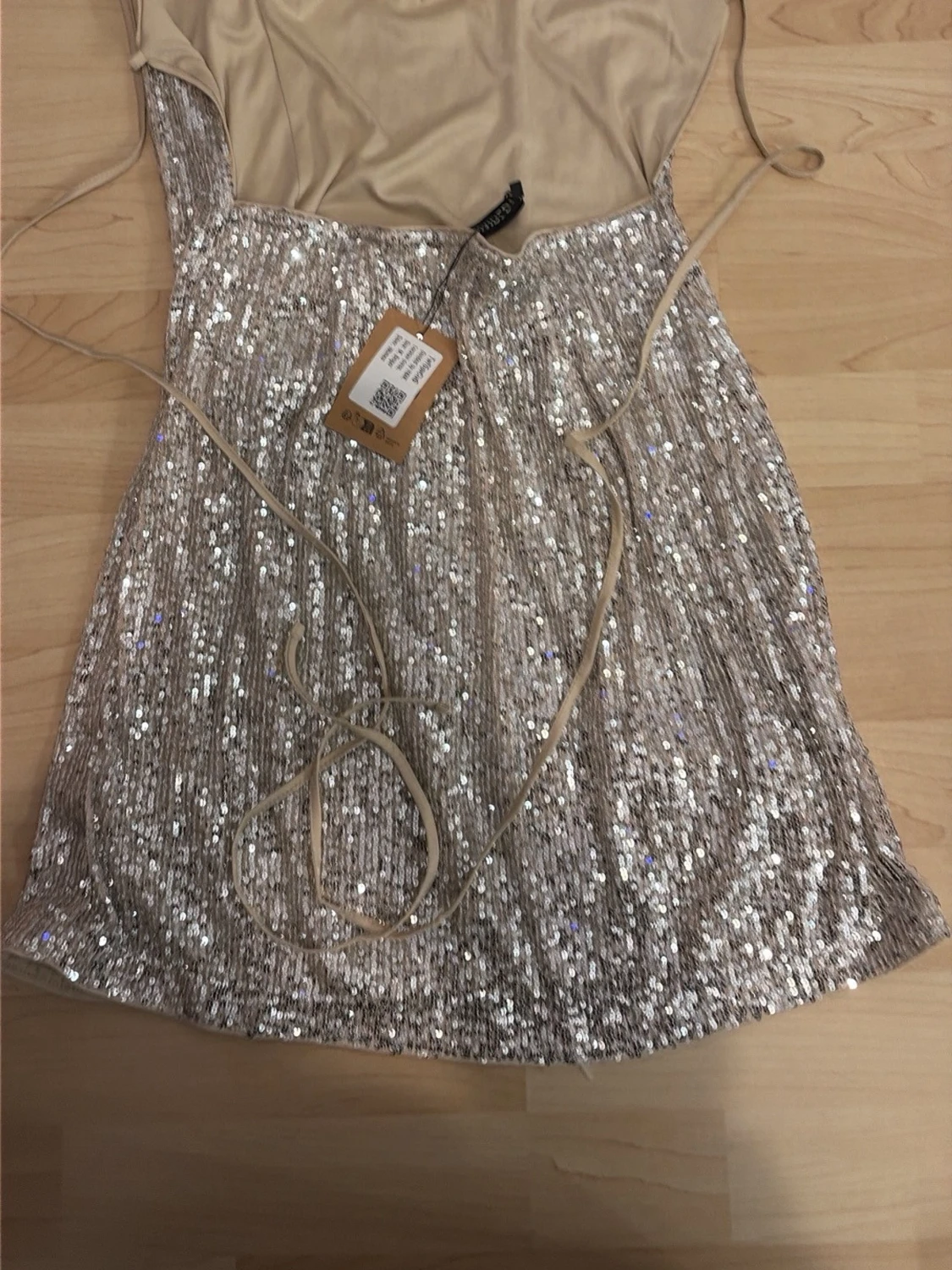 Supersöt glittrig klänning  - 1