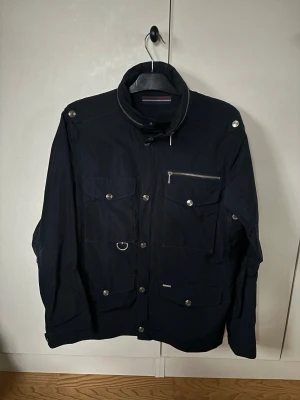 Snoot fieldjacket i storlek L - Väldigt populär snygg och trendig blå Snoot fieldjacket i storlek L. Perfekt nu till vintern och passar till allt. Superfint skick och inga defekter🤩