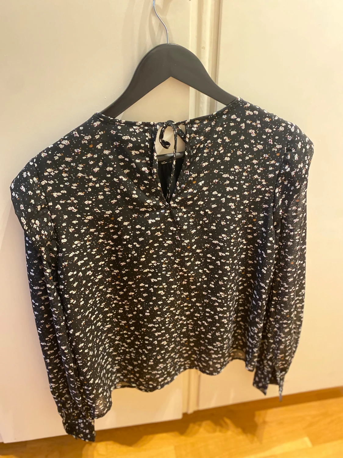 Blommig/prickig blus  - 2