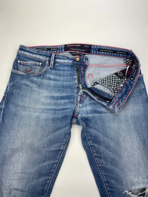 Jacob Cohen jeans  - Hej! Säljer nu dessa extremt exklusiva Jacob Cohen jeans, dem är i nyskick utan defekter! Hör av dig vid frågor. Nypris 4500kr