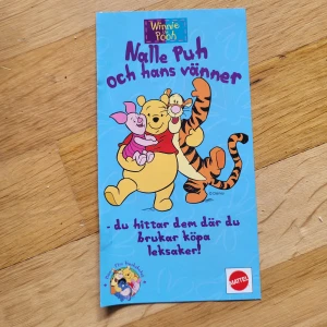 Vintage nalle puh reklam winnie the pooh ad - Reklam bild ifrån cirka 1999-2000 Mattel och Disney. Har endast värde till samlaren. Har en väck, ännnras inga fel. Fråga om bild då olick tillåter endast 5 bilder  Advertisment in Swedish from around 1999-2000 Mattel and Disney. Only valuble as a collector's item. Has a slight bend. No other noticble flaws.  Bundle discounts: two items 10% off (automatic) three items 15% off, five items 20% off. Message me before purchasing 3+ items for discount.