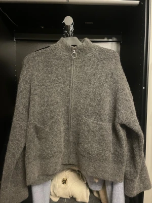 Grå stickad kofta från Selected Femme - Säljer en mysig grå stickad kofta från Selected Femme. Ordinarie pris:1200kr. Koftan är i storlek XL men liten i storleken!!