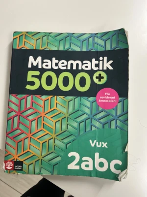 Matematik 5000+ Vux 2abc - En populär och färgstark mattebok för vuxenutbildning, anpassad för reviderad ämnesplan. Perfekt för dig som vill utveckla dina kunskaper i matematik 2a, 2b och 2c. Modern design och tydlig struktur gör pluggandet roligare och enklare.