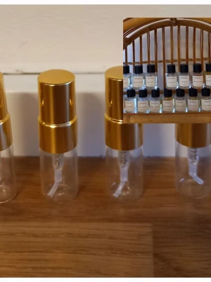 Essnce splitpaket 🌸 - 4 stycken 3 ml glasdekanter med spray ✨️Välj bland dofterna som finns på listor bland bilderna, tryck på bilderna för att se all text 