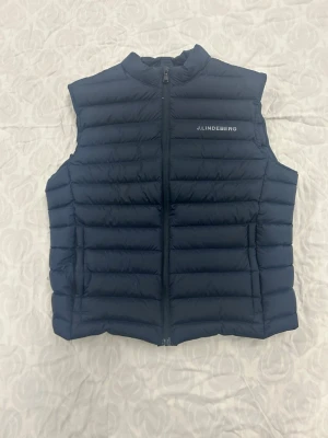 J.lindberg dunväst mörkblå - Tjenare, säljer min mörkblåa J.lindberg väst för att den blivit för liten för mig. Storlek M. Fundering? Så är det bara att höra av sig.