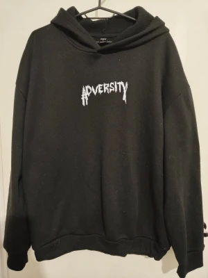 Hoodie - En svart hoodie, med en cool design. Oversized!!!!!