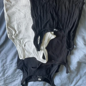 Svarta och grå linnen - Största svarta linnet - från lager 157 storlek M. Mindre svarta linnet - från Hm storlek XS/S. Grått linne från SHEIN storlek S. Croppade sålt) svarta linnet från SHEIN storlek S 