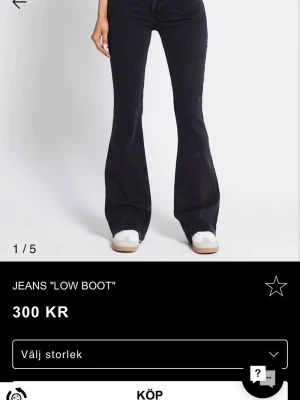 Svarta bootcut jeans low rise  - Svarta jeans från lager 157 i bootcut-modell med låg midja. Modellen är 'Low Boot' och har klassisk femficksdesign. Jeansen är i kort längd och tillverkade i mjukt jeansmaterial. 