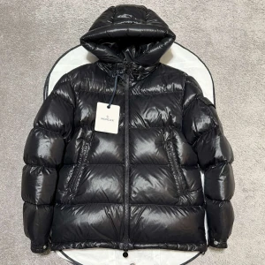 Moncler ecrins  - Moncler ecrins, storlek 1/s, skick 9/10, dustbag samt tags medföljer vid köp, slutsåld modell går ej att få tag på längre, vid funderingar hör av er. 