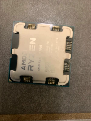 AMD Ryzen 9 7900 - Kraftfull AMD Ryzen 9 7900 processor från 7000-serien, perfekt för gaming och krävande applikationer. Produkten ser ut att vara i gott skick med rena kontakter och originalförpackning. Ingen synlig skada eller slitage. Levereras med originalkartong.