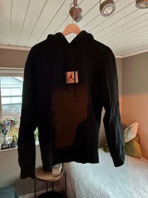 Snygg svart AIR Jordan hoodie. - Snygg och fräsch Air Jordan hoodie. Väldigt få tecken på användning, riktigt skön hoodie att chilla runt i. Storlek M Nypris 699