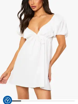 Helt ny vit sommar klänning, passar även perfekt som studentklänning! Ny med alla lappar kvar 