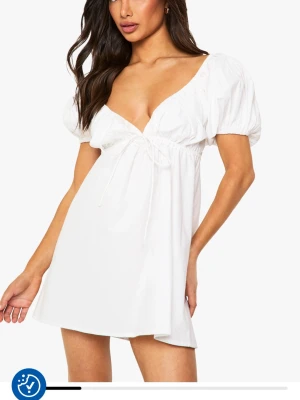 Klänning - Helt ny vit sommar klänning, passar även perfekt som studentklänning! Ny med alla lappar kvar 