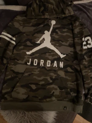 Jordan tröja  - Väldigt skön och fin tröja passar till allt 