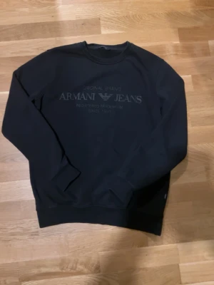 Armani Jeans Sweatshirt - Säljer en armani jeans sweatshirt i en äldre modell, säljs ej längre och säljer för billigt pris för att den ej passar min stil. Skriv för frågor!