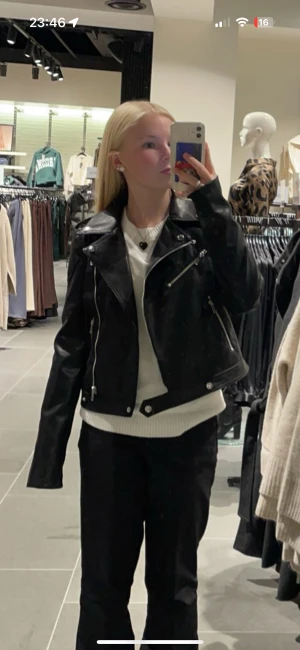 Svart skinnjacka från Noisy May - Snygg och stilren skinnjacka som passar till alla tillfällen. Jackan är använd fåtal gånger då den tyvärr inte passar min stil. Jackan är i ett mycket bra skick och har därför inga skador/slitningar. 