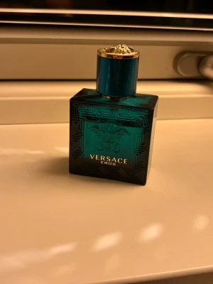 Versace eros edt - Versace eros är en perfekt vardags parfym med citrus i top not med lite vanilj som bas. Är 25 ml kvar av 30
