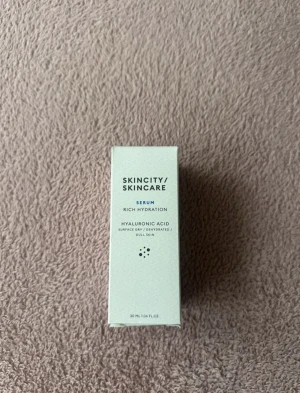 Skincity serum med hyaluronsyra 30ml - Ett serum från skincity/skincare serum, 30 ml. Helt ny i förpackning.   Köpt från kicks,  detta är kicks beskrivning:   Rich Hydration är ett rikt återfuktande koncentrat för alla hudtyper som ökar hudens fuktnivåer, både på ytan och på djupet, med en intelligent kombination av fuktgivande och fuktbevarande ämnen. En mix av gluconolactone (PHA-syra), hyaluronsyra, vitamin B5 (panthenol) och biosackarider balanserar hudens fuktnivåer oc