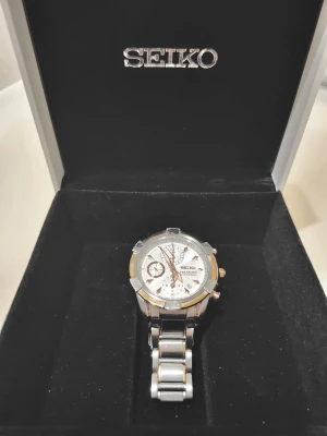 Seiko Velatura Chronograph - Vill nu sälja min Seiko då jag använder andra klockor, nästintill ny bara använd ca 4 gånger| originalpris 6700| båda lådor medföljer och extra länkar. Är i grunden kvinlig klocka eftersom det är rosguld och designen men går bra på killar också.