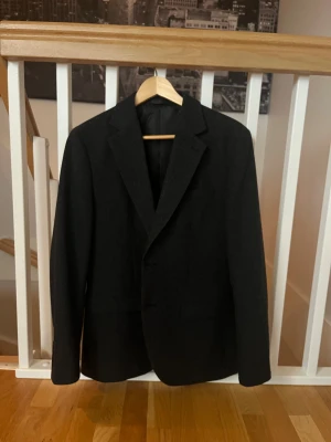 Kavaj Selected Homme - Säljer en schysst kavaj fr Selected Homme, riktigt go nu på vintern. Den är brun svart mönstrad som passar bra som fon nu när d är kallt! ❄️Storlek M, endast använd 1-2 ggr så grymt skick!