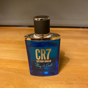 CR7 Play It Cool EdT 30ml - Fräsch Eau de Toilette från Cristiano Ronaldo, CR7 Play It Cool. Flaskan rymmer 30ml och det är cirka 90% kvar. Perfekt för dig som vill ha en sportig och modern touch i din vardag.