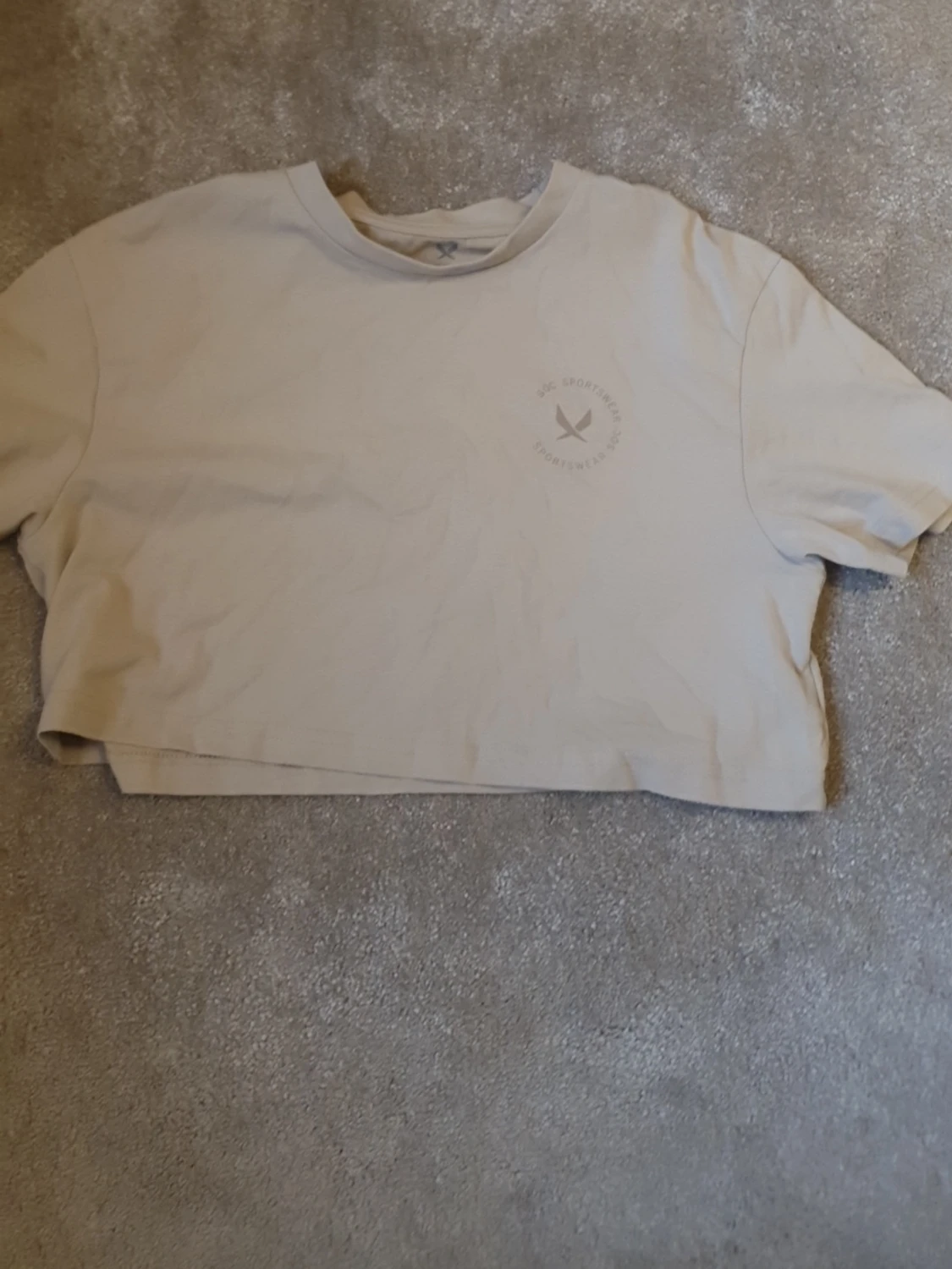 Beige croppad t-shirt från SOC