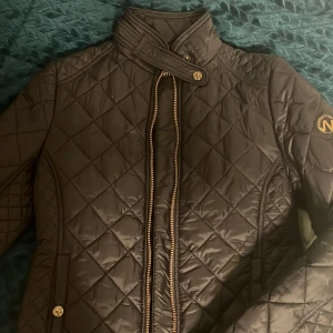 Jacka säljs - God skick, aldrig använt 🫶 passar bra för både S och M. Skriv ifall du är intresserad!! 👍🏻