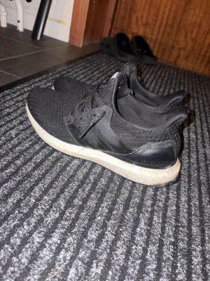 Adidas ultraboost - Adidas ultraboost i storlek 40 använd några gånger men har inga skador 