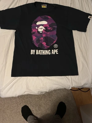 By bathing ape - Säljer nu min svarta T-shirt för den blev för liten. Priset ej hugget i sten!