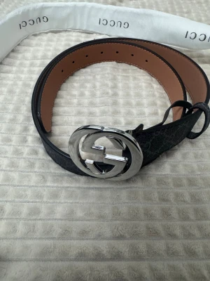  G bälte - Säljer ett svart bälte. Bältet har en lyxig vibe och är tillverkat i skinn med snygga detaljer. Perfekt för att lyfta din outfit med en ikonisk accessoar.