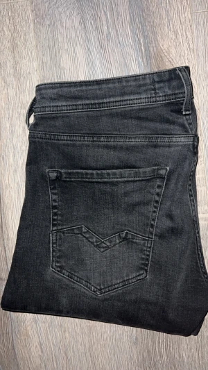 Replay svarta jeans  - Svarta jeans från Replay med klassisk femficksdesign och snygga detaljer på bakfickorna. Jeansen har en tapered/straight passform. Vet inte vilken modell eftersom lappen är borttagen. Kontakta mig ifall du har fler frågor. W32 L34