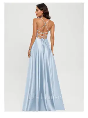 Säljer en jättefin ljusblå långklänning i glansigt satinliknande material. Klänningen har omlottliv, v-ringning och smala axelband med snygg snörning i ryggen. Betalade 1800 för klänningen och 900 för att sy upp den då den var för lång. Jag är 162cm och har klackar på bilderna💗