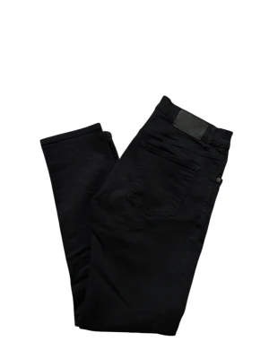 J.Lindeberg slimfit jeans - Svarta slimfit jeans från J.Lindeberg i storlek 30/32. Jeansen är i utmärkt skick och har endast använts ett fåtal gånger.