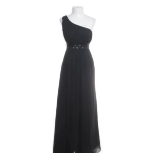 Svart oneshoulder långklänning - Säljer en elegant svart långklänning med oneshoulder-design och glittriga paljettdetaljer i midjan. Kjolen faller mjukt och ger en snygg siluett, perfekt för bal eller fest. Stilren och modern look som verkligen sticker ut.