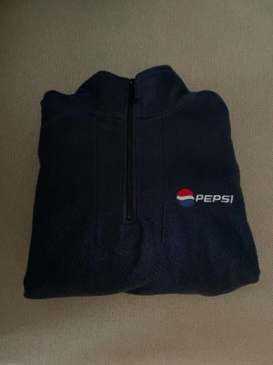 Fleecetröja Pepsi - Fleecetröja från PEPSI. Stor i storleken så passar L/XL. Köparen står för frakten. Pris kan diskuteras vid snabb affär!