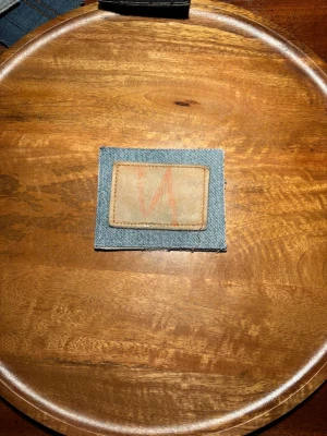 Blå R’essentials korthållare med Nudie tag - Stilren och hållbar blå denim korthållare med Nudie Jeans tag. Egendesignad och egentillverkad av 100% autentiskt material. Skriv för mer bilder eller övriga funderingar.