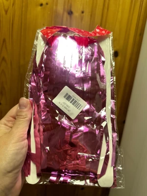 Glittrig rosa metallic girlang draperi för dörr eller vägg -  perfekt för att sticka ut på festen. Draperin har en metallic finish och är tillverkad i syntetmaterial. Perfekt för att göra festen/födelsedagen lyckad ✨  cirka 1 m bred och 2 m lång