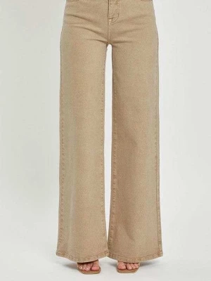 Bruna raka jeansbyxor - Säljer ett par bruna jeansbyxor med klassisk femficksdesign och raka ben. Byxorna har normal passform och stängs med dragkedja och knapp. Perfekta för en avslappnad och stilren look.