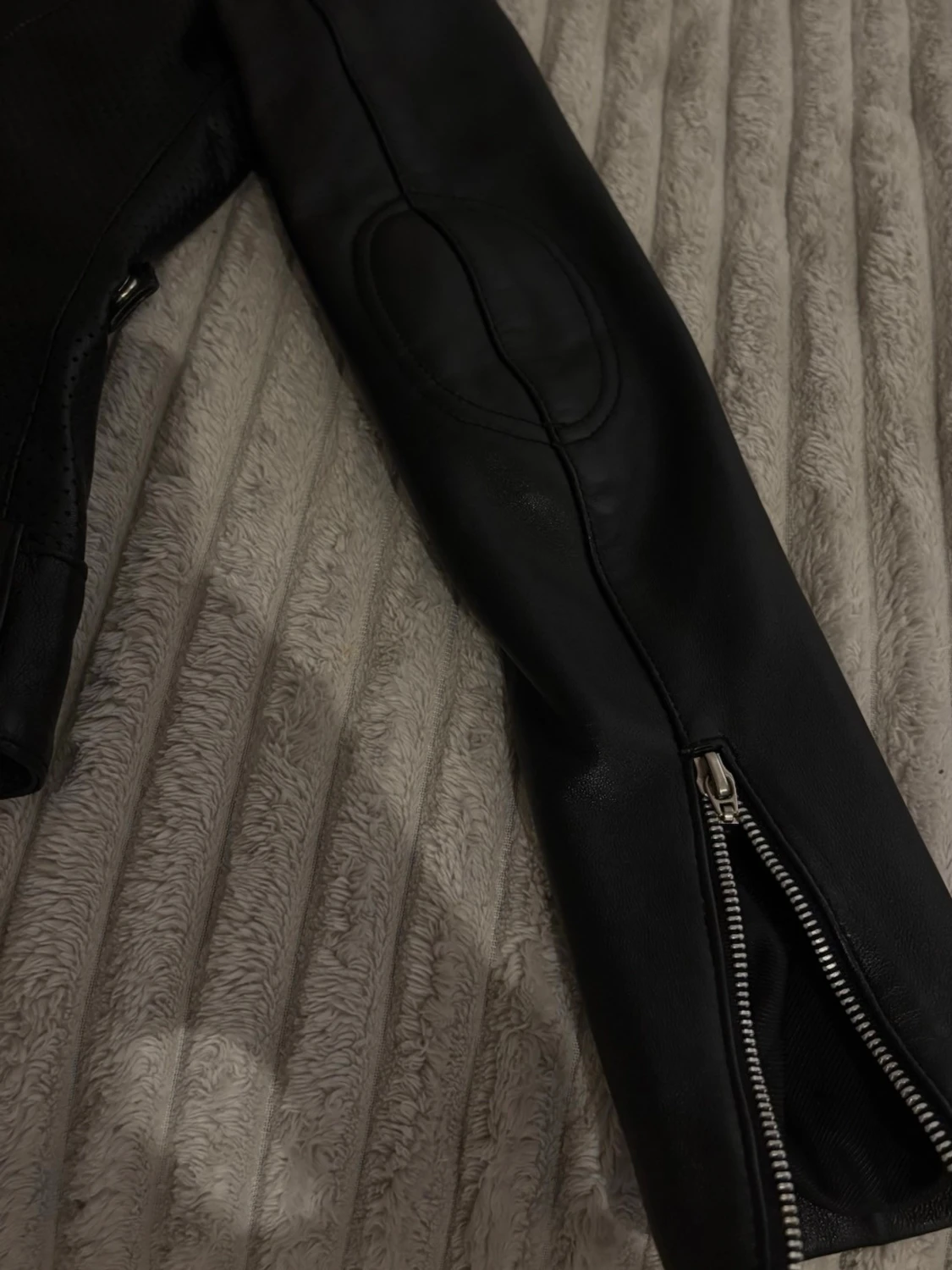 Svart skinnjacka med dragkedjor - 2