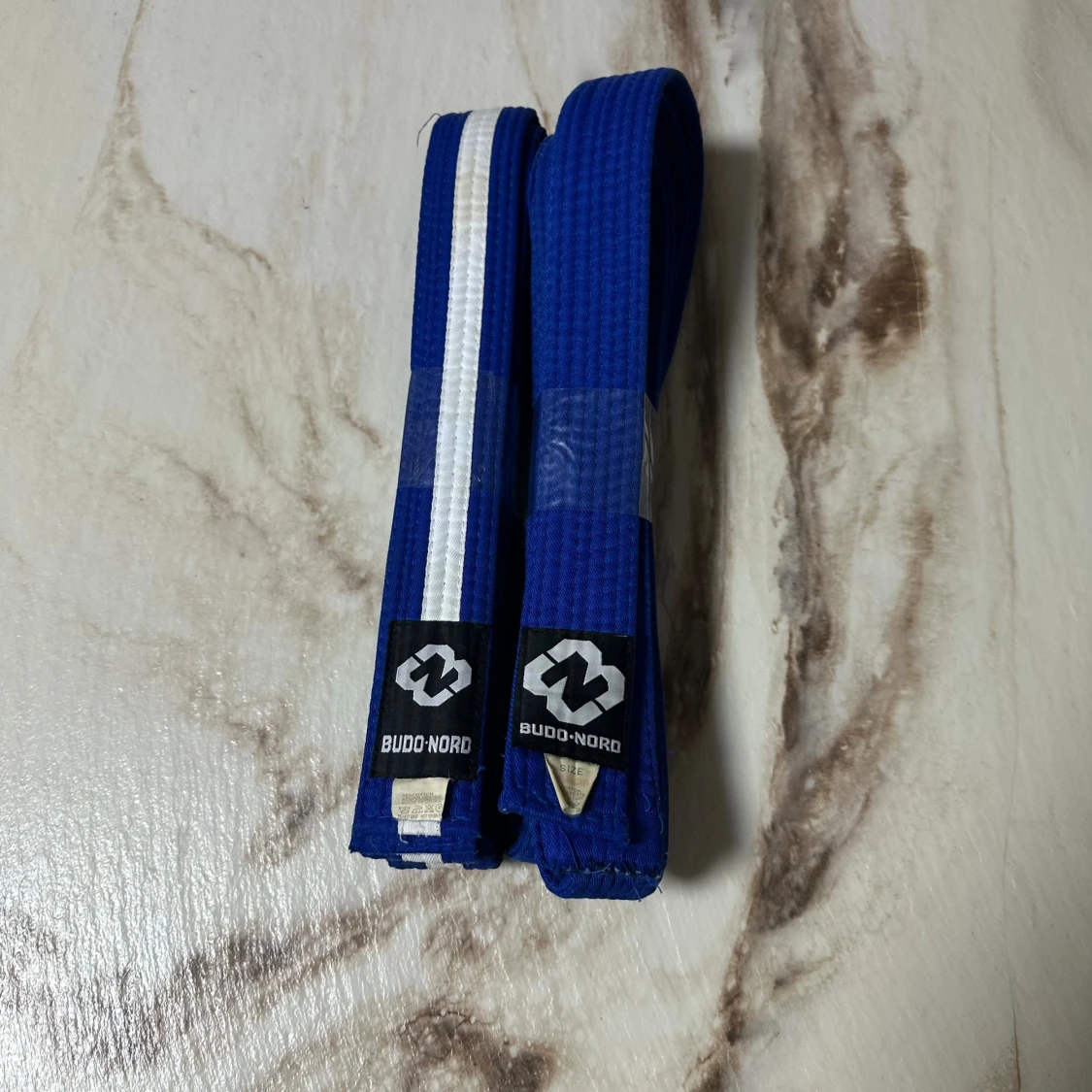 Blått Budo Nord bälte med vit rand