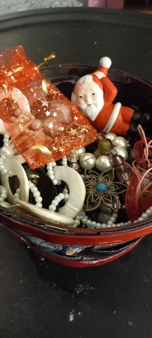 Vintage smycken  - Bilderna visar en korg fylld med smycken, pärlor och en juldekoration, men ingen väst finns med. Vänligen ladda upp bilder där västen syns tydligt för att få en detaljerad beskrivning.