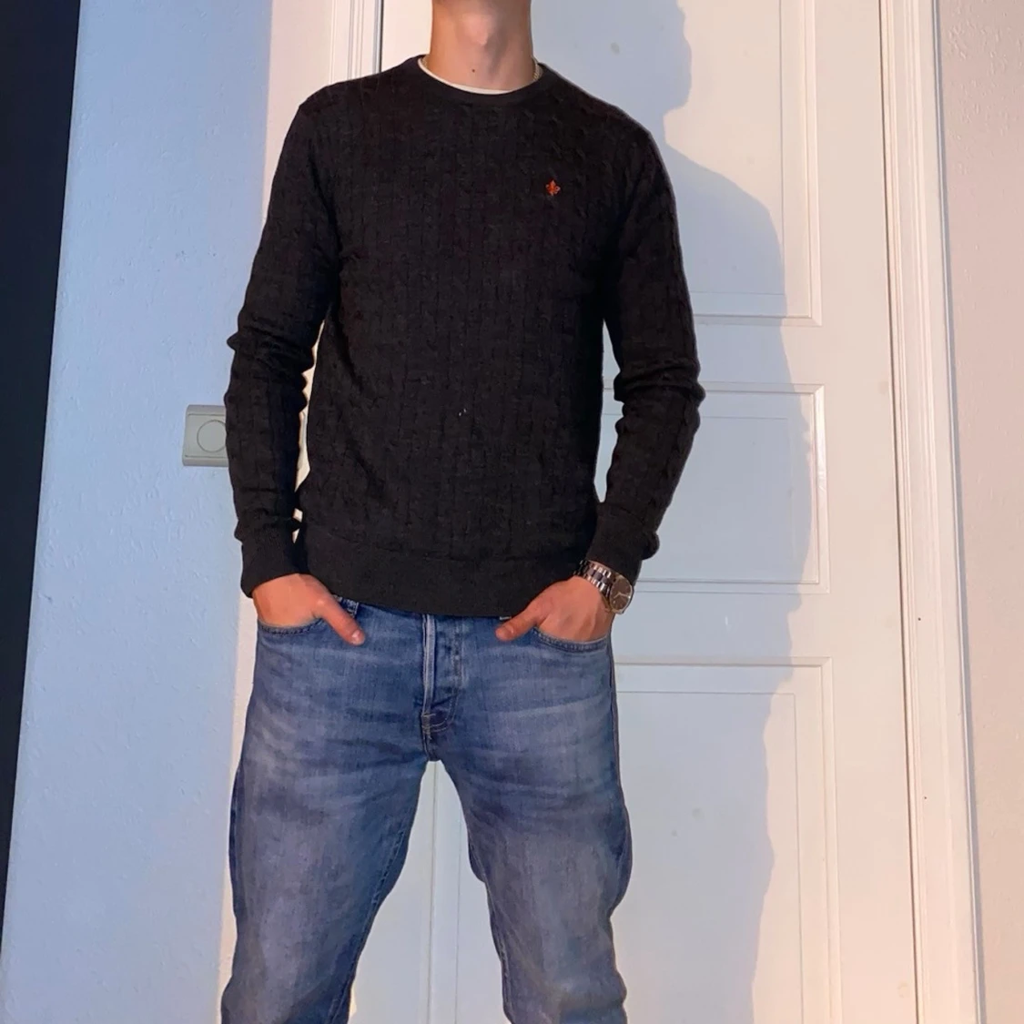 Mörkgrå kabelstickad tröja från Morris